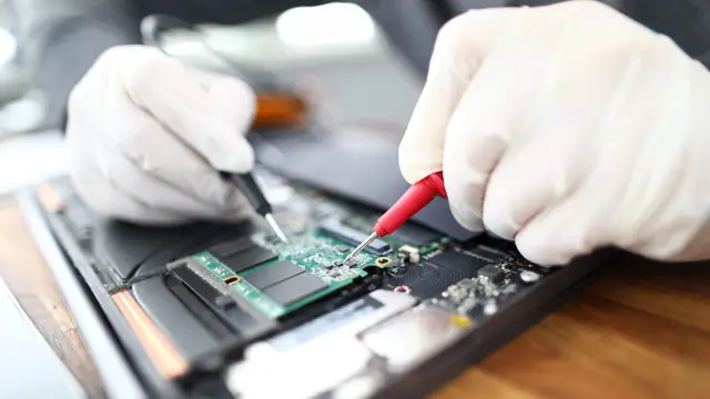 Técnico realizando manutenção preventiva em computador