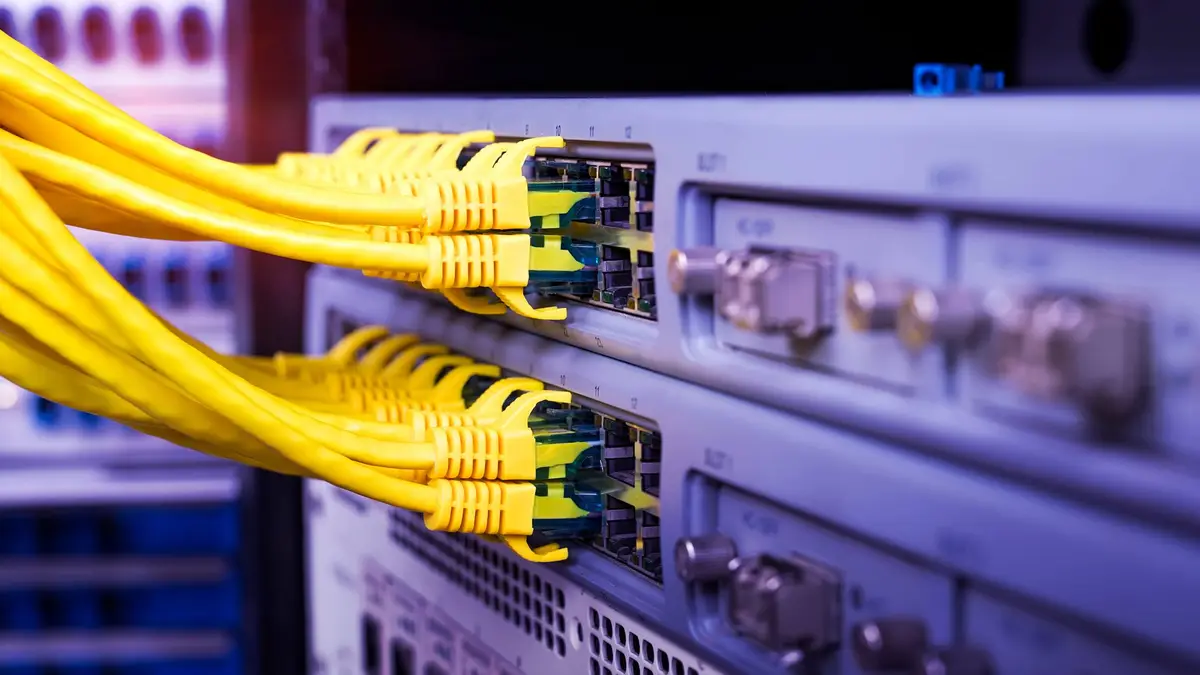 Infraestrutura de rede com cabos e switches